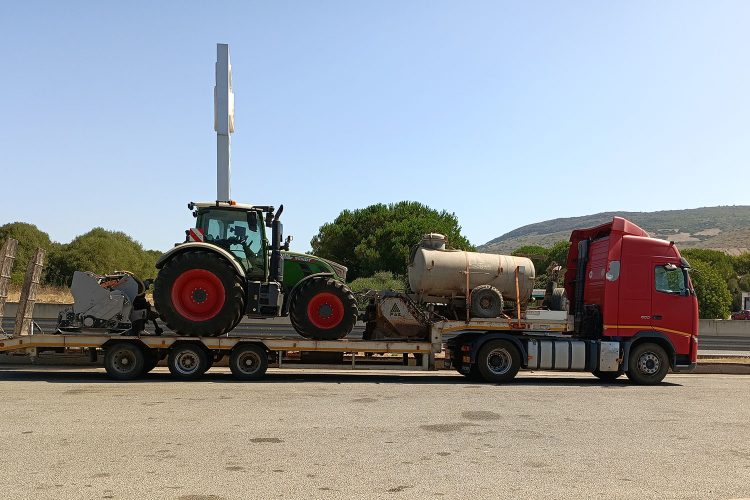 Autoarticolato che trasporta macchine operatrici s