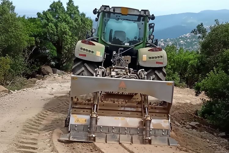 Spandilegante e stabilizzatrice al lavoro su strada